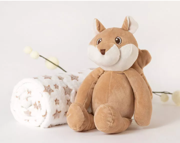 Ardilla de peluche marrón con mantita de estrellas